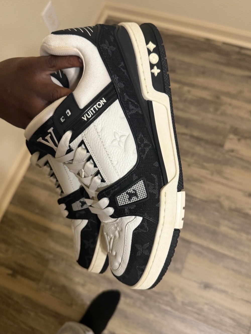 Louis Vuitton Black and White Monogram Low-Top Sneaker - Picture 3 of 4